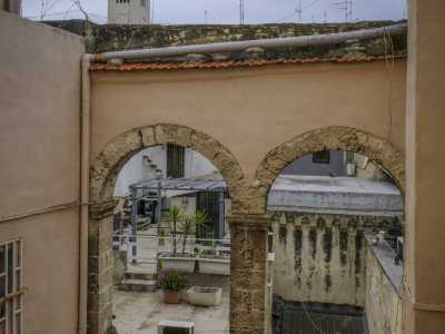...un doppio arco in pietra esterno...